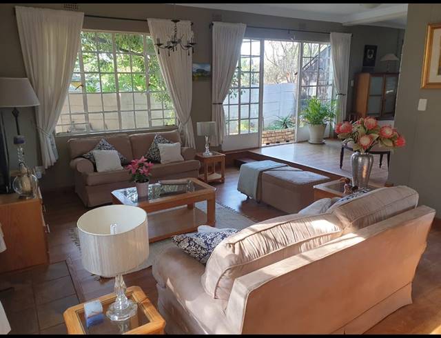 3 BEDROOM FREEHOLD RENTED IN RANDPARK RIDGE